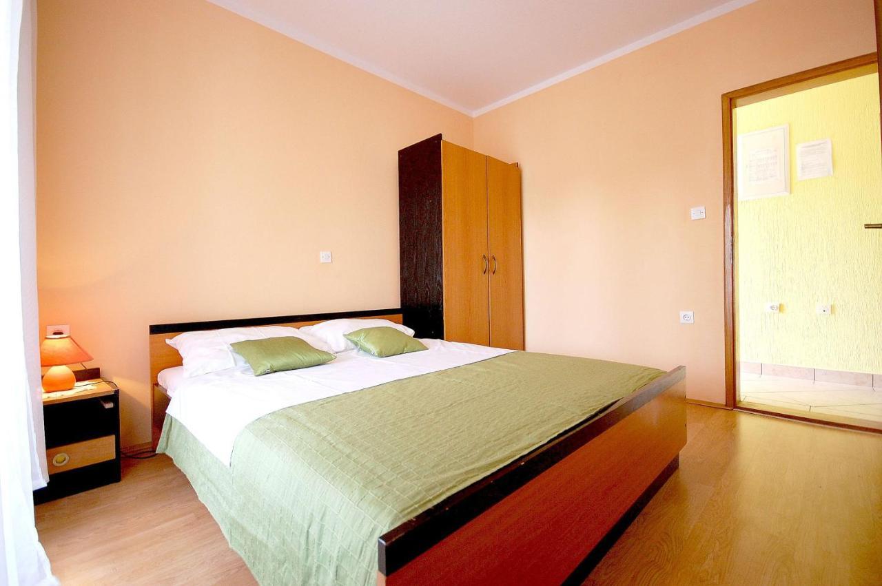 Apartment Ivan By El-Pi Tours Malinska Esterno foto