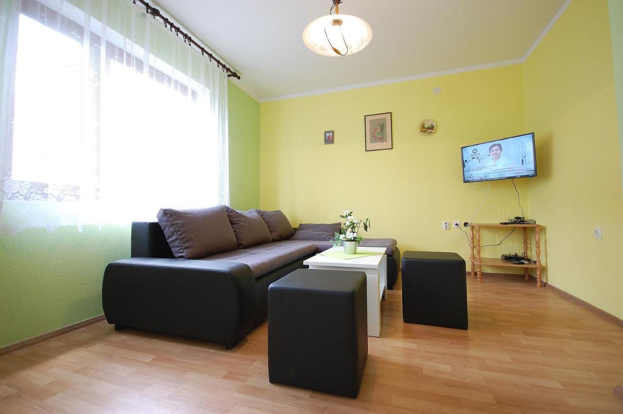 Apartment Ivan By El-Pi Tours Malinska Esterno foto