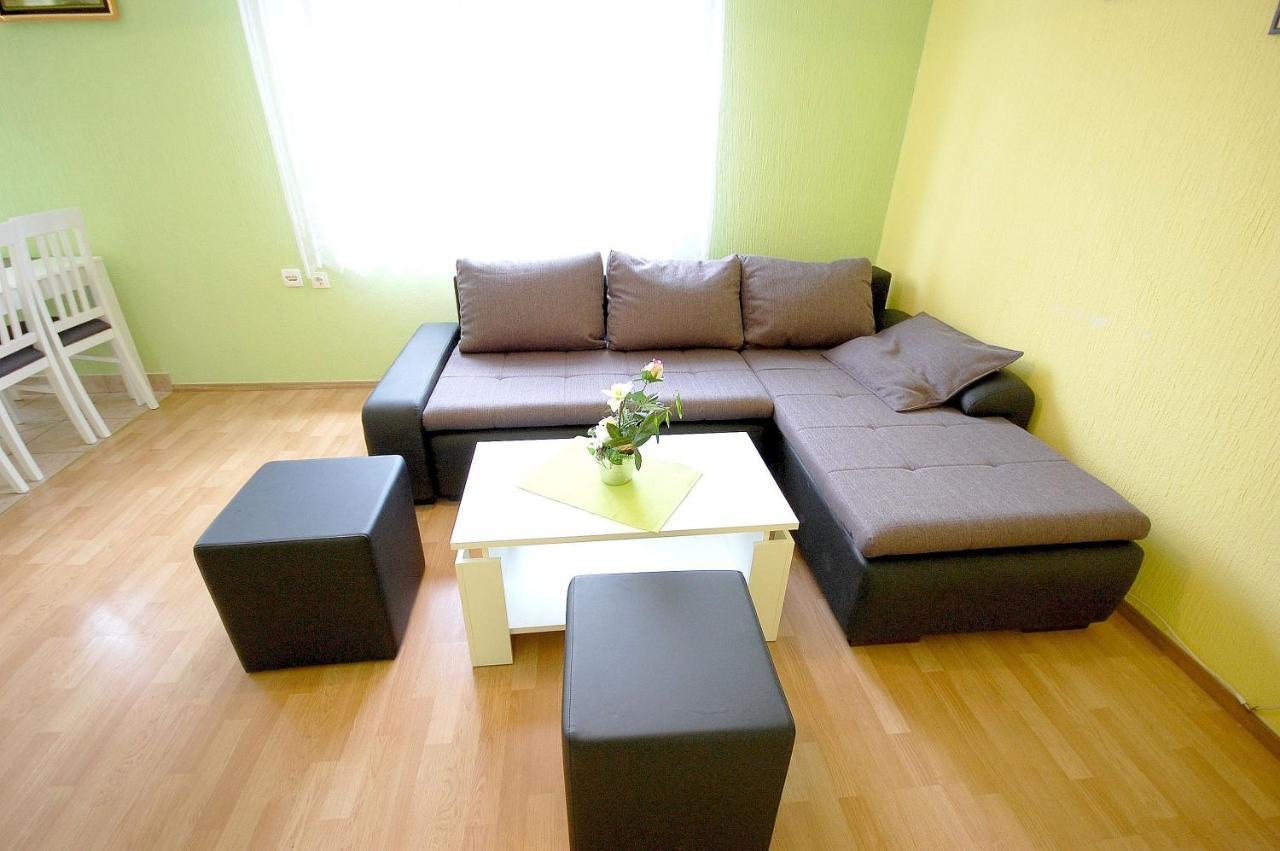 Apartment Ivan By El-Pi Tours Malinska Esterno foto